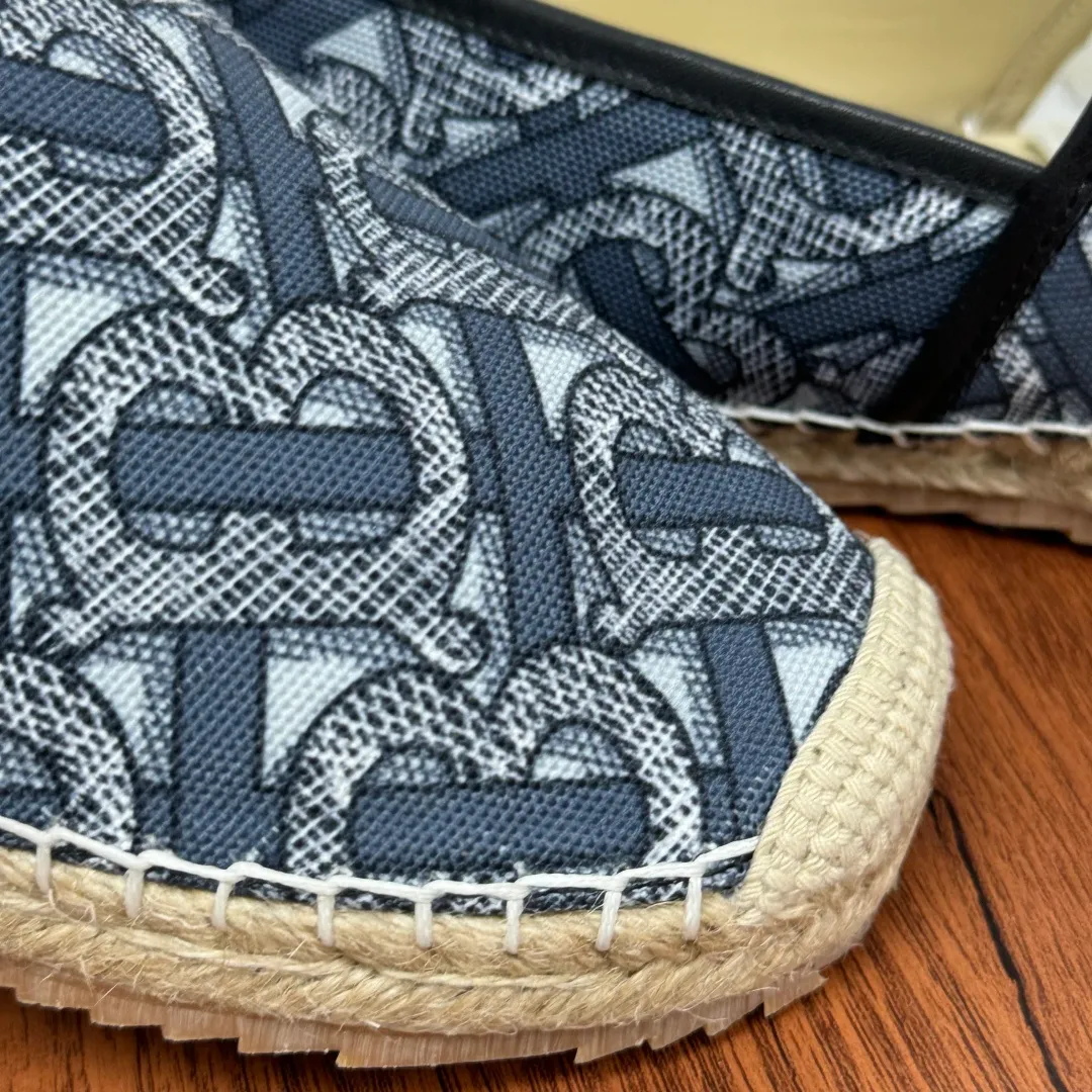 Batch 600 Burberry/Burberry new summer men's embroidered straw fisherman shoes, cool slip-on straw shoes! Encounter British fashion with Burberry espadrilles, a perfect blend of classic and fashionable. The unique printing on the upper is a manifestation of the brand's style. Every color and every pattern tells the story of England. Straw soles bring a natural texture, comfortable and chic. Whether you are strolling in the city streets or heading to the beach for vacation, it can add elegance and charm to you, easily become the center of attention, and start your own fashion journey. Classic knitted canvas upper, with thin calfskin lining suitable for summer, straw lining, genuine leather patch at the bottom of the heel, hemming technology, and Mark stitching details! Anti-slip rubber bottom layer, integrated injection molding of large LOGO letters and badges, multiple colors and styles to choose from, complete package! Size: 39-40-41-42-43-44 normal size item number: 2025-5 printing gray